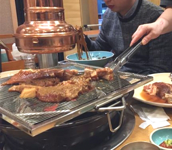 지난달 27일 서울 중구의 한 식당에서 세미 채식을 체험 중인 기자는 불판 위 돼지갈비를 외면하고 국수를 먹었다. “채식을 한 지 일주일 정도 지난 뒤 육류에 대한 갈망은 거의 사라졌다”는 게 기자의 말이다.