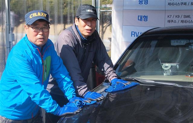 오는 28일 시작하는 의왕시니어클럽의 스팀세차사업에 참여한 이금준(왼쪽)·김조용씨. 둘은 30년 동안 같은 직장을 다닌 동료이자 친구다.