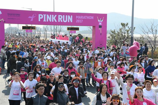 19일 열린 ‘2017 핑크런’ 부산대회에 참가한 5000여명의 시민이 흥겹게 출발하고 있다. 아모레퍼시픽 제공