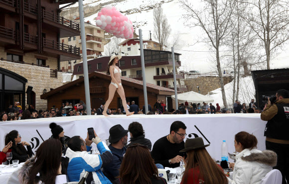 모델이 19일(현지시간) 레바논 베이루트 북동쪽 파라야(Faraya)의 스키 리조트에서 열린 ‘스키 & 패션 2017’ 란제리 패션쇼에서 작품을 선보이고 있다. AFP 연합뉴스