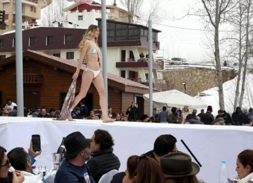모델이 19일(현지시간) 레바논 베이루트 북동쪽 파라야(Faraya)의 스키 리조트에서 열린 ‘스키 & 패션 2017’ 란제리 패션쇼에서 작품을 선보이고 있다. AFP 연합뉴스