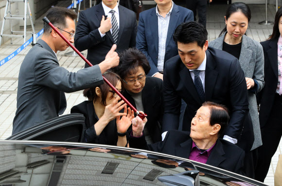 ”가지 않겠다고!” 차량 탑승 거부하는 신격호 회장