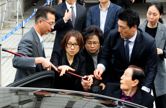 화내는 신격호 롯데 총괄회장