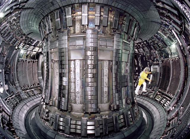영국 옥스포드셔주에 있는 세계 최대의 실험용 핵융합로인 JET에서 연구원이 작업을 하고 있다. 1982년 영국 남부 옥스포드셔에 완공된 이 융합로는 2000년대 중반까지 일본의 JT-60U, 미국의 DIII-D와 함께 3대 핵융합로로 불리며 세계 핵융합 연구를 이끌었던 실험로다. 영국이 브렉시트를 결정하면서 이곳에서 공동연구 등은 이뤄질 수 없게 된다. Euro-fusion.org 제공