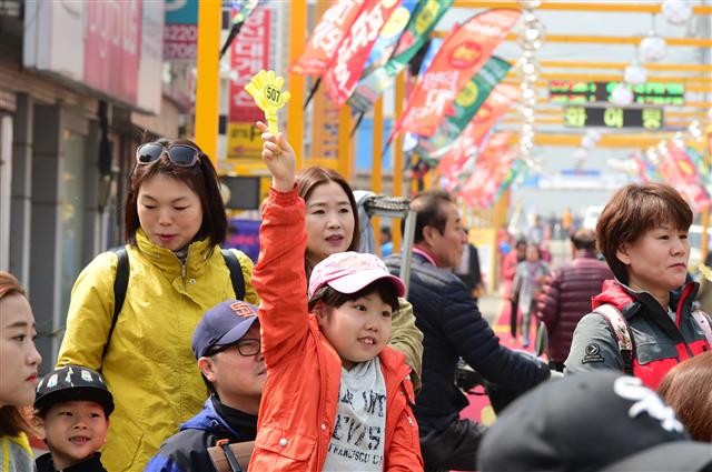 지난해 ‘영덕대게축제’ 때 참가자들이 ‘대게 경매체험’을 하고 있다.