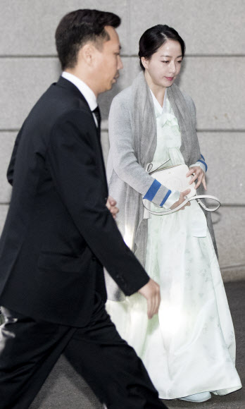 정대선-노현정 내외, 고 정주영 명예회장 제사 참석