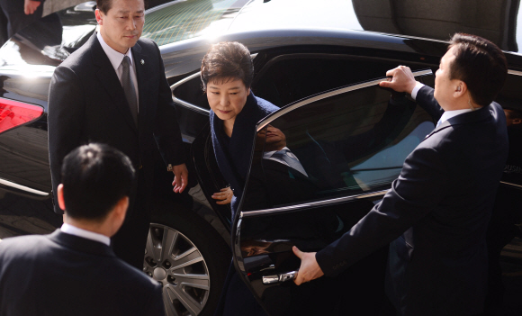 박근혜 전 대통령이 21일 오전 검찰 조사를 받기 위해 서울 서초구 서울중앙지방검찰청에 도착해 차량에서 내리고 있다.  사진공동취재단
