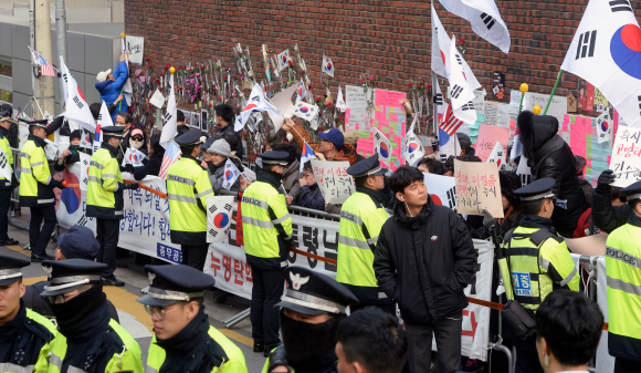 박근혜 전대통령이 검찰 조사를 받는 21일 오전 박 전대통령 자택에 모인 지지자들이 취재기자들을 향해 소리를 지르고 있다.    강성남 선임기자  snk@seoul.co.kr