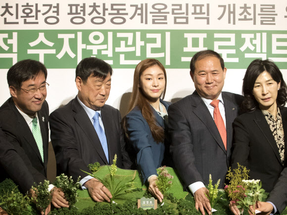 21일 오전 서울 중구 페럼타워에서 열린 ’통합적 수자원 관리 프로젝트 협약식’에서 이희범 평창동계올림픽 조직위원장(왼쪽 두 번째)을 비롯한 내빈들이 기념촬영을 하고 있다. 맹성규 강원도 경제부지사, 이 위원장, 김연아 평창동계올림픽 홍보대사, 박보환 국립공원관리공단 이사장, 김정수 에코그린캠퍼스 대표이사. 연합뉴스