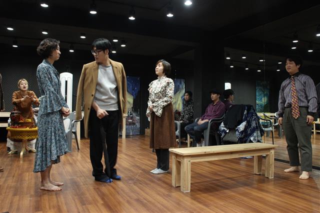 프로젝트 그룹 ‘육감’ 소속 성우들이 서울 성북구의 한 지하 연습실에서 연극 ‘바냐삼촌’을 연습하고 있다.