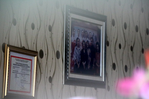 북한식당 벽에 걸린 종업원들의 사진