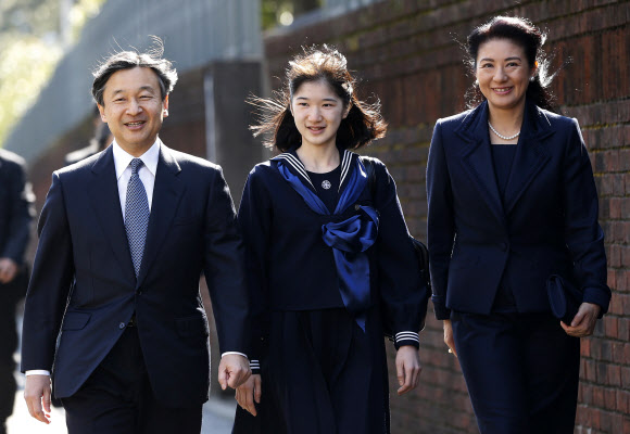 아이코 일본 공주(가운데)가 그녀의 부모인 나루히토 왕세자(왼쪽)와 마사코 왕세자비와 함께 22일(현지시간) 일본 도쿄의 가쿠슈인 여자 중학교에서 열린 졸업식에 참석했다. AP 연합뉴스