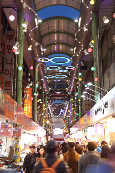 아케이드 조명으로 한껏 분위기를 돋운 부평깡통야시장.  한국관광공사 제공