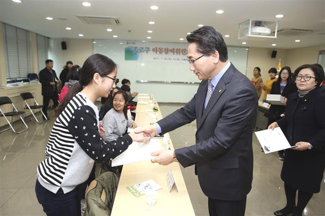 김 구청장(오른쪽)이 지난 1월 구청사에서 아동참여위원회의를 열고 아동 위원을 위촉하고 있다.<br>종로구 제공