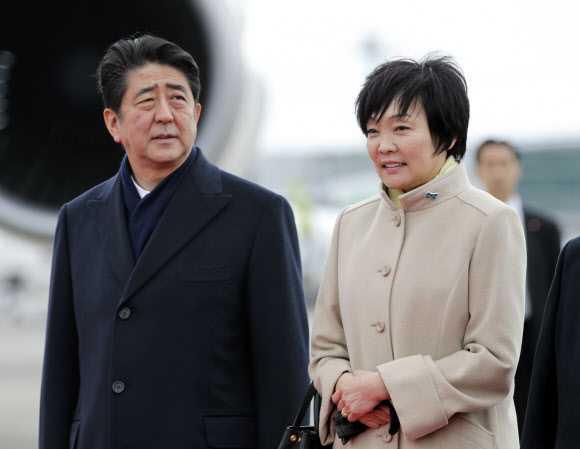 아베 신조(安倍晋三) 일본 총리와 부인 아키에(昭惠) 여사. EPA 연합뉴스