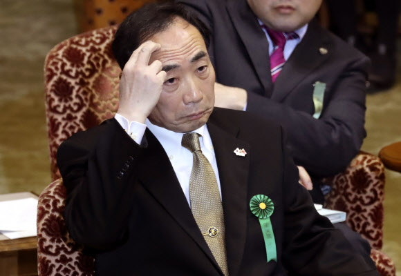 가고이케 야스노리 모리토모학원 이사장이 23일 일본 도쿄 국회의사당에서 열린 청문회에서 심각한 표정으로 머리를 긁적이고 있다. 도쿄 AP 연합뉴스