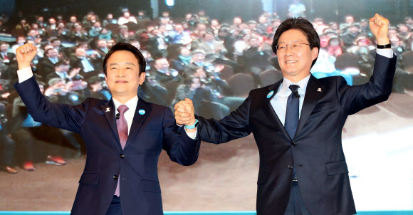 바른정당 대선 주자인 유승민(오른쪽) 의원과 남경필 경기지사가 23일 대전에서 열린 정책토론회에 참석해 지지자들에게 인사하고 있다. 대전 연합뉴스