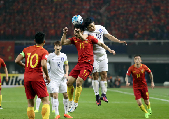 한국 vs 중국, 공중볼 다투는 남태희