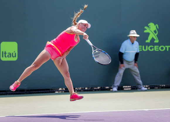 카자흐스탄의 Yulia Putintseva가 23일(현지시간) 미국 플로리다주 마이애미 비스케인에서 열린 ‘마이애미 오픈 테니스 토너먼트’에서 독일의 Carina Witthoeft를 상대로 경기를 치르고 있다. EPA 연합뉴스