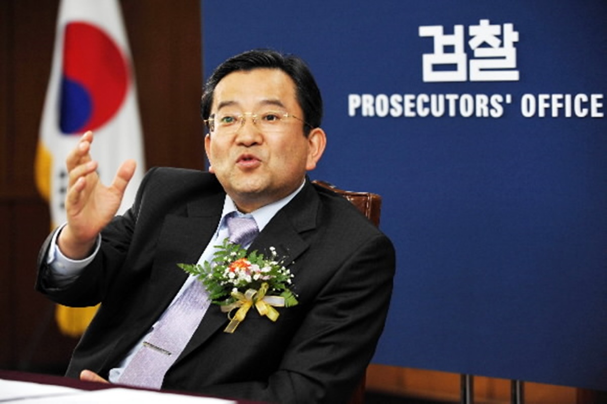 김 전 차관 향한 피해 주장 여성의 재반격