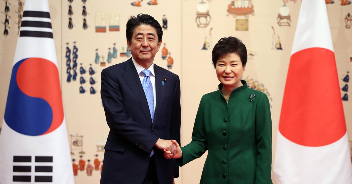 손 맞잡은 아베 신조 일본 총리와 박근혜 전 대통령
