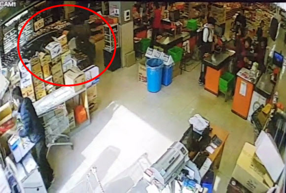 돌진하는 승용차에 튕겨져 나간 마트 손님