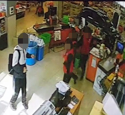 마트 내부로 돌진한 승용차 ’아수라장’