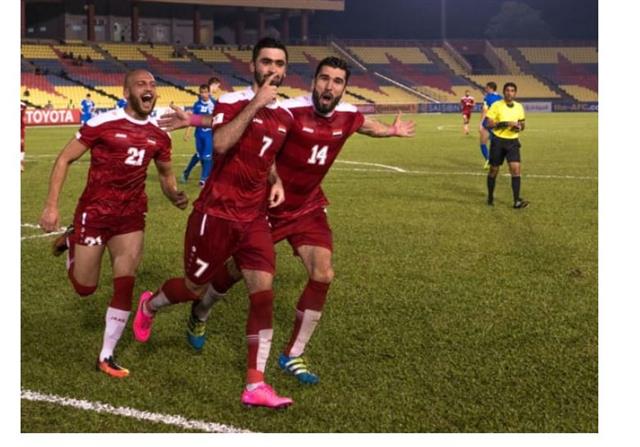 시리아의 오마르 카르빈(가운데)이 지난 23일 말레이시아 말라카의 항제밧 스타디움에서 열린 우즈베키스탄과의 2018년 러시아월드컵 아시아 최종예선 A조 6차전 후반 추가 시간 페널티킥으로 1-0 승리를 이끈 뒤 나수흐 낙달리(왼쪽), 타메르 하지 무함마드와 기쁨에 겨워하고 있다. BBC 홈페이지 갈무리