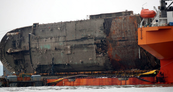 26일 오전 전남 진도군 세월호 사고 해역 부근에 정박중인 반잠수식 선박 화이트마린호 위로 세월호가 완전히 수면위로 올라 선적돼 있다.  연합뉴스