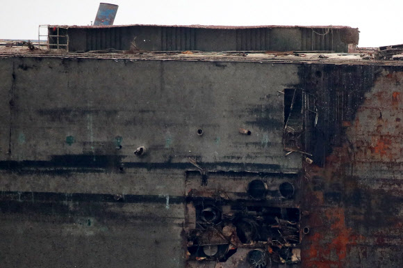 26일 오전 전남 진도군 세월호 사고 해역 부근에 정박중인 반잠수식 선박 화이트마린호 위로 온전히 선적된 세월호의 지붕과 갑판이 녹슬어 있다.  연합뉴스