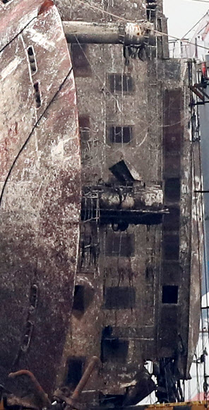 26일 오전 전남 진도군 세월호 사고 해역 부근에 정박중인 반잠수식 선박 화이트마린호 위로 온전히 선적된 세월호 선수와 갑판이 녹슬어 있다.   연합뉴스