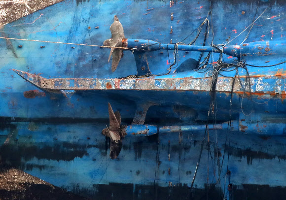 26일 오전 전남 진도군 세월호 사고 해역 부근에 정박중인 반잠수식 선박 화이트마린호 위로 온전히 선적된 세월호 방향타가 오른쪽으로 돌아가있다.  연합뉴스