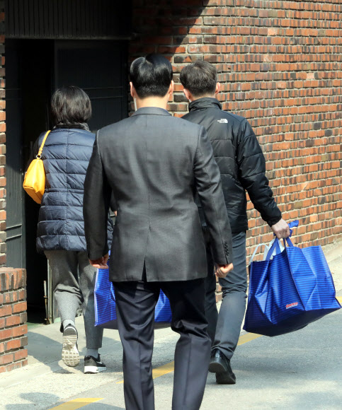 26일 서울 강남구 삼성동 박근혜 전 대통령 자택으로 관계자들이 장바구니를 들고 들어가고 있다.  연합뉴스