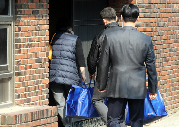 26일 서울 강남구 삼성동 박근혜 전 대통령 자택으로 관계자들이 장바구니를 들고 들어가고 있다.  연합뉴스