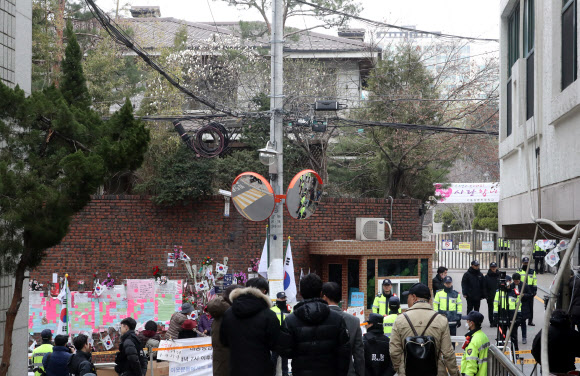 26일 서울 강남구 삼성동 박근혜 전 대통령 자택 주변에 경찰과 취재진 그리고 몇몇 지지자들이 자리를 지키고 있다. 박 전 대통령 영장여부의 결정 시기는 다음 주 초반이 유력하다는 전망이 검찰 안팎에서 나오고 있다.  연합뉴스