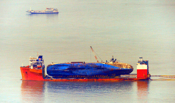 세월호가 26일 오전 반잠수선 갑판에 수평을 맞춰 안정적인 모습으로 얹혀 있다. 세월호는 2∼4일 정도 배수를 한 후 목포 신항을 향해 ’마지막 항해’에 나선다. 연합뉴스