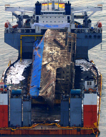 세월호가 26일 오전 반잠수선 갑판에 수평을 맞춰 안정적인 모습으로 얹혀 있다. 세월호는 2∼4일 정도 배수를 한 후 목포 신항을 향해 ’마지막 항해’에 나선다. 연합뉴스