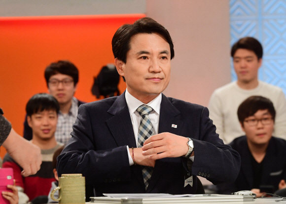 자유한국당 대선주자인 김진태 의원이 26일 오전 여의도 KBS 스튜디오에서 대선후보 경선 토론을 준비하고 있다.   국회사진기자단