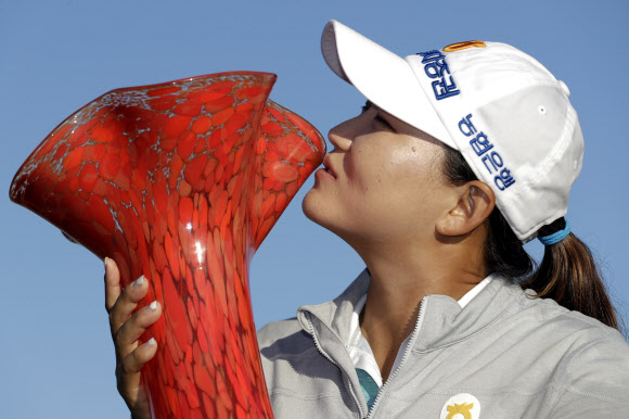 26일(현지시간) 미국 캘리포니아주 칼즈배드의 아비아라 골프클럽에서 열린 미국여자프로골프(LPGA) 투어 KIA 클래식 우승을 차지한 이미림이 트로피에 키스를 하고 있다. AP 연합뉴스