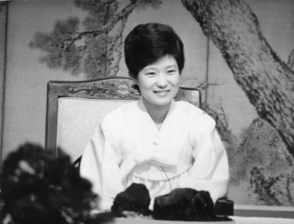 박근혜-1977년 MBC 대담프로 출연 서울신문 포토라이브러리