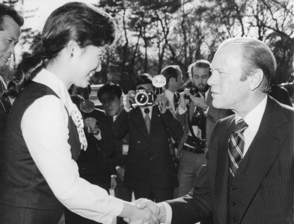 박근혜-1974년 방한중인 포드 미국대통령과 악수. 서울신문 포토라이브러리