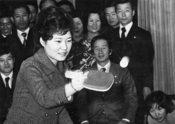 1975년 대통령 영부인컵 탁구대회에서 이에리사 선수와 대전하는 박근혜. 서울신문 포토라이브러리