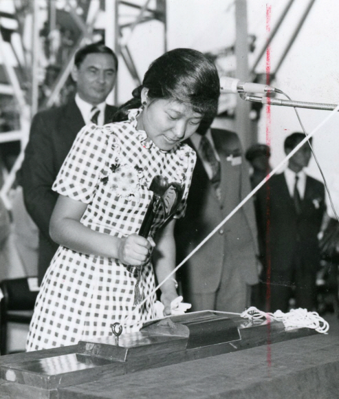 박근혜-1973년 유조선 갤럭시호 진수식. 서울신문 포토라이브러리