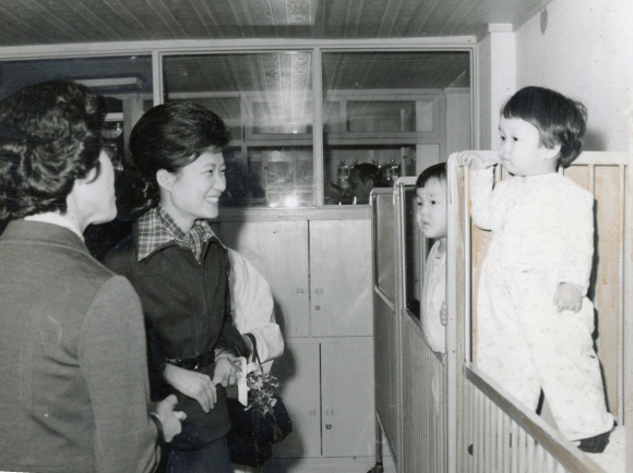 1976년 부산아동병원을 방문한 박근혜. 서울신문 포토라이브러리