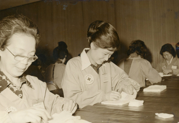 1978년 수요봉사회에서 봉사활동하는 박근혜. 서울신문 포토라이브러리
