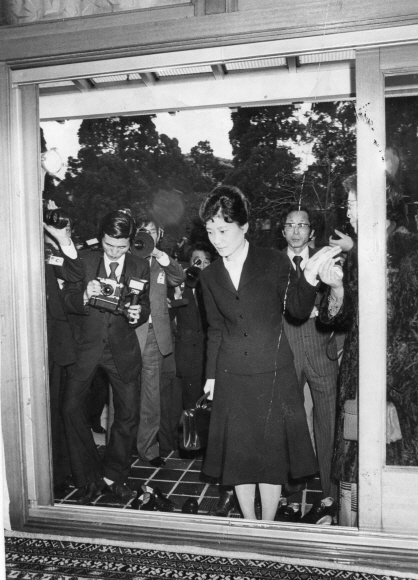 1979년 전두환 군사정부가 들어서고 청와대를 떠나 신당동 자택으로 들어서는 박근혜. 서울신문 포토라이브러리