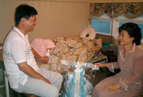 2005년 동생 지만씨 득남 축하해 주는 박근혜. 서울신문 포토라이브러리
