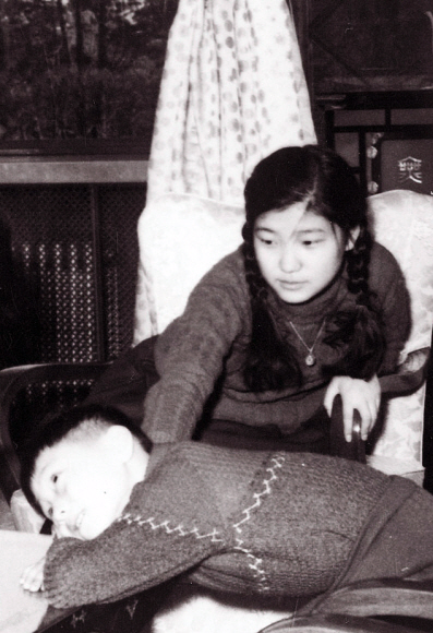 박근혜-어린시절 동생 지만 씨와 함께 있는 모습. 서울신문 포토라이브러리