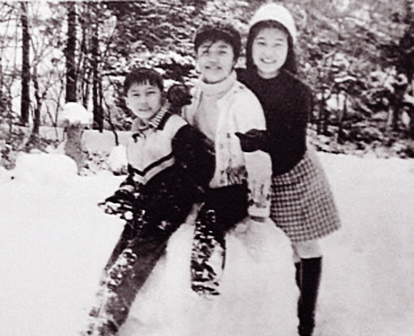 박근혜-어린시절 동생들과 눈사람과 함께 기념사진.  서울신문 포토라이브러리