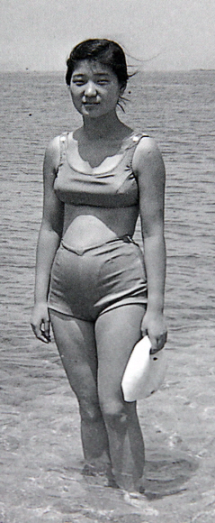 박근혜-1967년 중학교 2학년 시절인 경상남도 진해에서 가족과  휴식을 취하던 중 촬영한 수영복 입은 모습.  서울신문 포토라이브러리